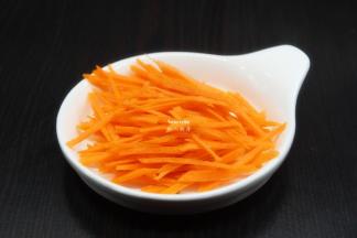 利用蒸茄子的时间，把辣椒、香葱、胡萝卜切、蒜等切好；