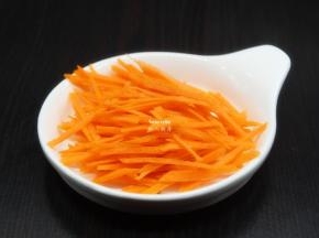 利用蒸茄子的时间，把辣椒、香葱、胡萝卜切、蒜等切好；