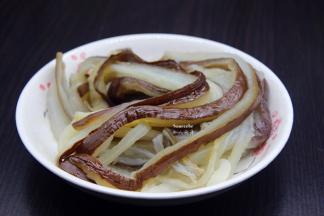 蒸熟的茄子放凉，手撕成细条状；