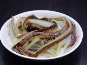 蒸熟的茄子放凉，手撕成细条状；