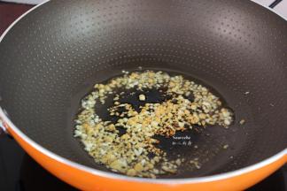 热锅，倒入橄榄油煸香蒜末，把芝麻油、酱油也一起炒热；
