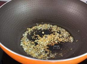 热锅，倒入橄榄油煸香蒜末，把芝麻油、酱油也一起炒热；