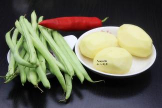 准备食材：土豆去皮洗净，四季豆洗净、红辣椒等；