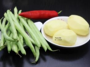 准备食材：土豆去皮洗净，四季豆洗净、红辣椒等；