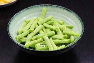 四季豆洗净去豆荚；