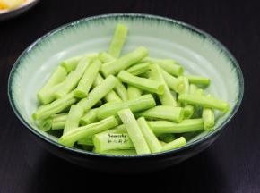 四季豆洗净去豆荚；