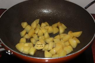 热锅，倒油，煸炒六成熟，起锅；