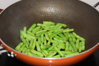 干煸四季豆五成熟；