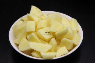 土豆去皮切块，清水浸泡3分钟，捞出沥干水，待用；