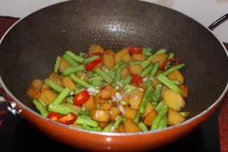 放盐、香葱炒均收汁即可