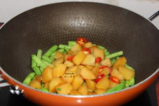 把土豆、辣椒加入、加适量的水、鸡粉、酱油、盐炖5分钟；