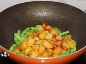 把土豆、辣椒加入、加适量的水、鸡粉、酱油、盐炖5分钟；