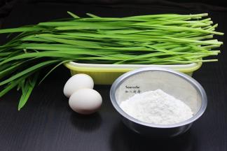 准备食材：面粉、韭菜、土鸡蛋；