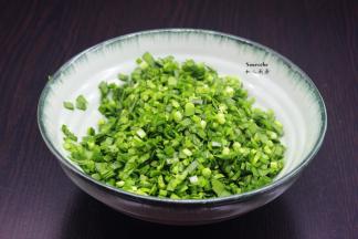 韭菜洗净，切碎；