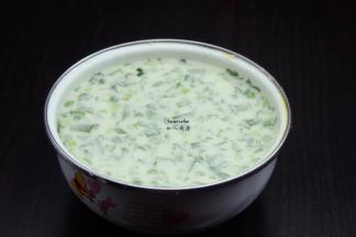 面粉、鸡蛋、韭菜、盐、五香粉加入适量的水，拌均；