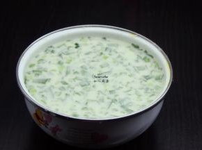面粉、鸡蛋、韭菜、盐、五香粉加入适量的水，拌均；