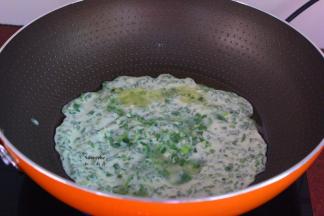 热锅，倒油，倒入一层薄薄的韭菜鸡蛋面粉浆；