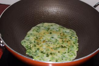 煎至微黄，翻转另外一面继续煎；