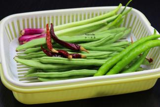 准备食材：四季豆、干红辣椒、青椒、红头葱等；