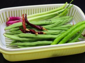 准备食材：四季豆、干红辣椒、青椒、红头葱等；