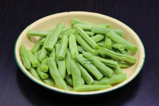 四季豆洗净去豆荚；