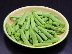 四季豆洗净去豆荚；