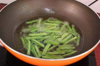 热锅，倒油，油温160度左右倒入四季豆炸熟变软，捞出；