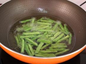 热锅，倒油，油温160度左右倒入四季豆炸熟变软，捞出；