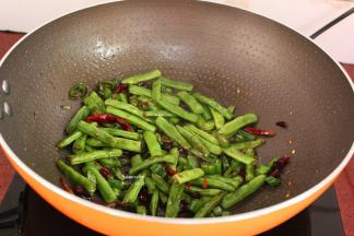 放酱油、煸干收汁；