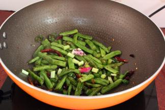 放盐、葱炒均即可