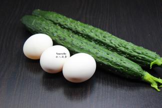 准备食材；青瓜、土鸡蛋；PS：青瓜要挑选嫩的新鲜，还带着花瓣的