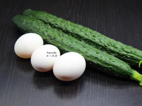 准备食材；青瓜、土鸡蛋；PS：青瓜要挑选嫩的新鲜，还带着花瓣的