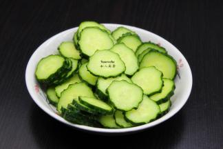 青瓜洗净去二头，切片；