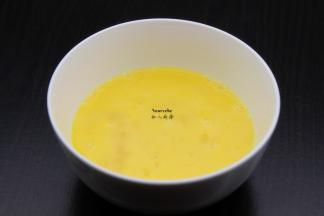 鸡蛋打散，用筷子调均；