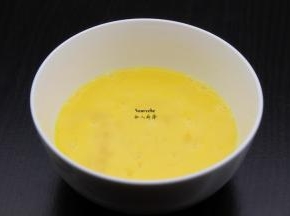 鸡蛋打散，用筷子调均；