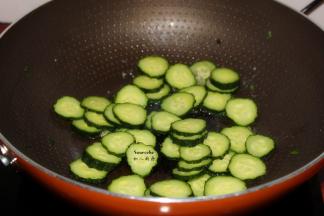 倒入青瓜片，爆炒八成熟；