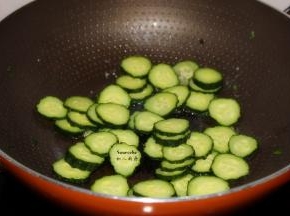 倒入青瓜片，爆炒八成熟；