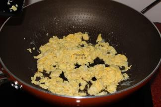 热锅，倒油，倒入鸡蛋炒，六成熟起锅；PS：用锅铲不断翻炒，不要结块。