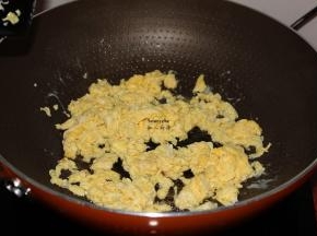 热锅，倒油，倒入鸡蛋炒，六成熟起锅；PS：用锅铲不断翻炒，不要结块。