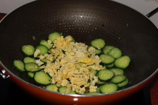 加入鸡蛋，鸡粉、翻炒；