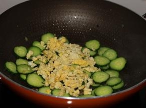 加入鸡蛋，鸡粉、翻炒；