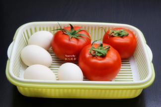 准备食材；西红柿、土鸡蛋、生粉、香葱等食材