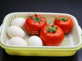 准备食材；西红柿、土鸡蛋、生粉、香葱等食材