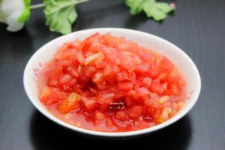 西红柿洗净，去皮，切粒，放白砂糖腌制2分钟；
