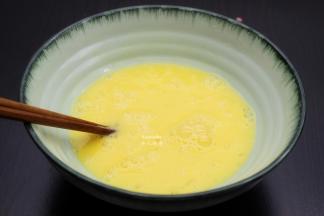 鸡蛋打散，用筷子调均；