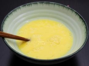 鸡蛋打散，用筷子调均；