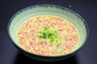 把西红柿粒、生粉、盐、香葱一起倒入鸡蛋液中，拌均。