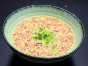 把西红柿粒、生粉、盐、香葱一起倒入鸡蛋液中，拌均。
