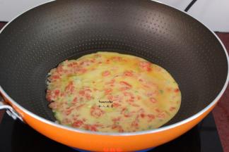 热锅，倒油，倒入西红柿鸡蛋液中小火煎；