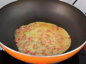 热锅，倒油，倒入西红柿鸡蛋液中小火煎；